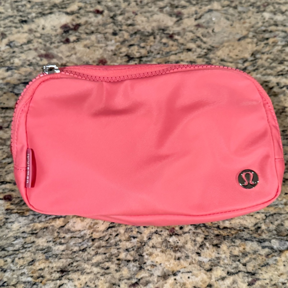 NWT Lululemon Everywhere SAKO Pink 1L Crossbody Beltbag - Picture 5 of 7